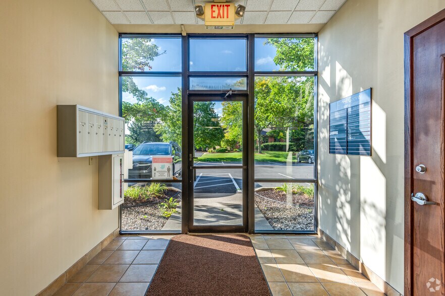 More Photos Of 285 Forest Grove Dr, Pewaukee Office For Lease