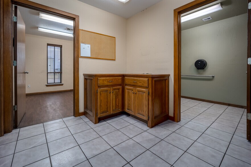 More Photos Of 2756 Broce Dr, Norman Warehouse For Lease