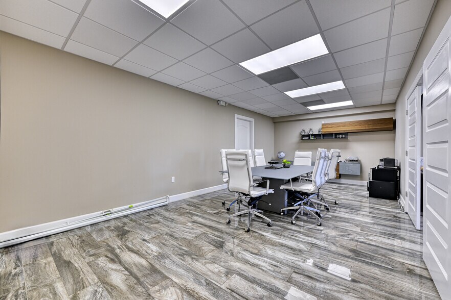 More Photos Of 8282 Western Way Cir, Jacksonville Warehouse For Lease