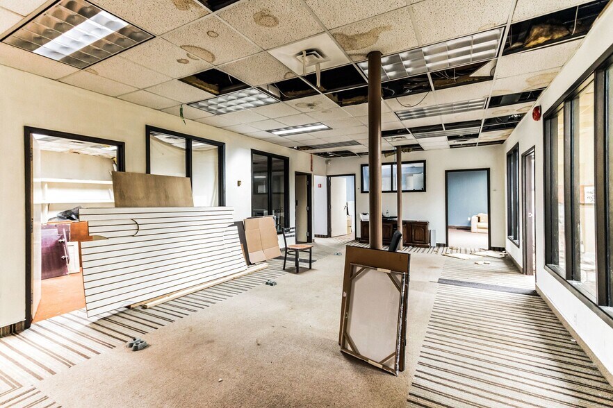 More Photos Of 200 W 4th St, Plainfield Light Distribution For Lease