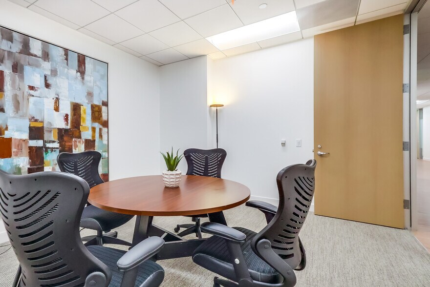 More Photos Of 21300 Victory Blvd, Woodland Hills Coworking Space