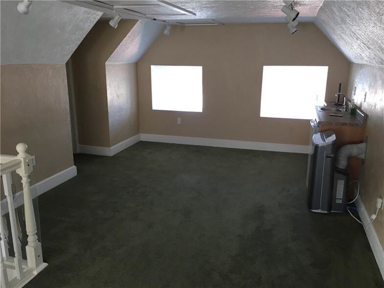 More Photos Of 323 S Main St, Zelienople Office Residential For Lease
