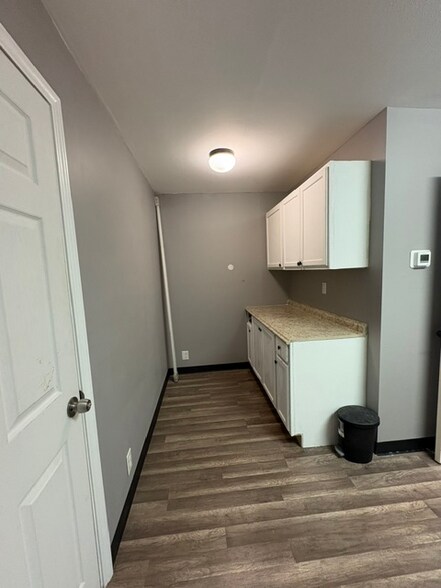 More Photos Of 1210 E 1st St, Humble Light Distribution For Lease
