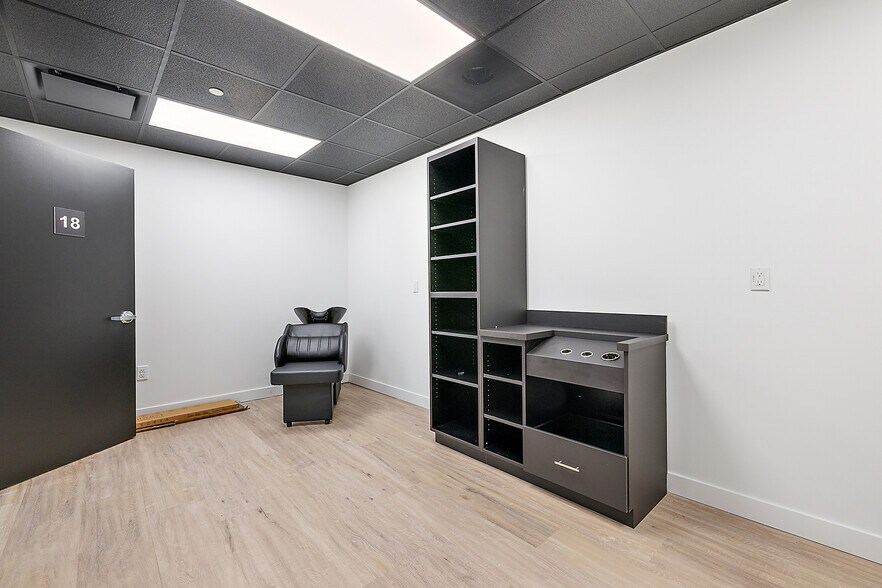 More Photos Of 801-803 W Big Beaver Rd, Troy Office For Lease