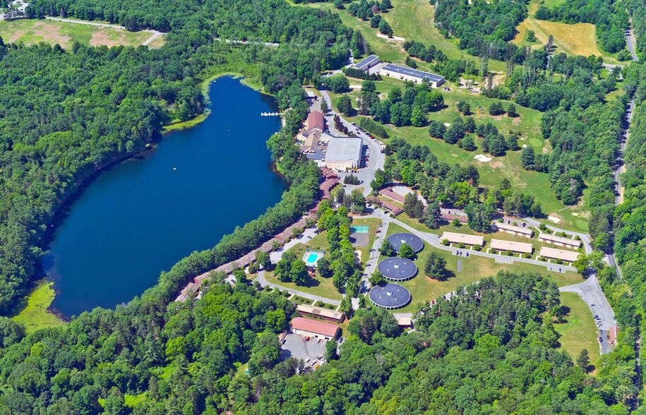 More Photos Of 194 Lakeview Dr, Lakeville Hotel For Sale