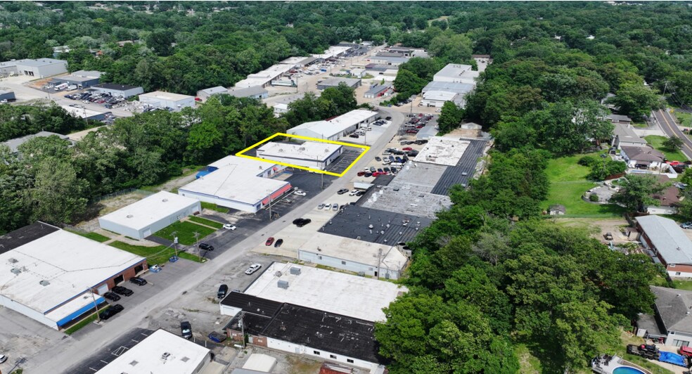 More Photos Of 1427 W Lark Industrial Dr, Fenton Distribution For Lease