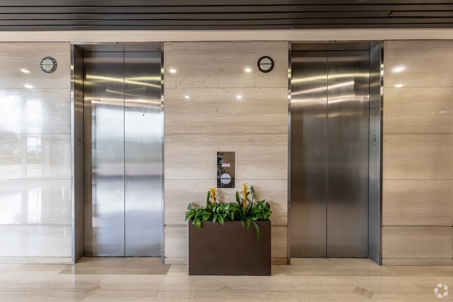 More Photos Of 10100 Reunion Pl, San Antonio Office For Sale