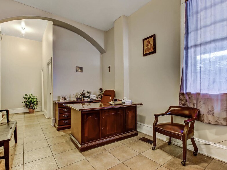 More Photos Of 525 Beaver St, Jacksonville Cemetery Mausoleum For Lease