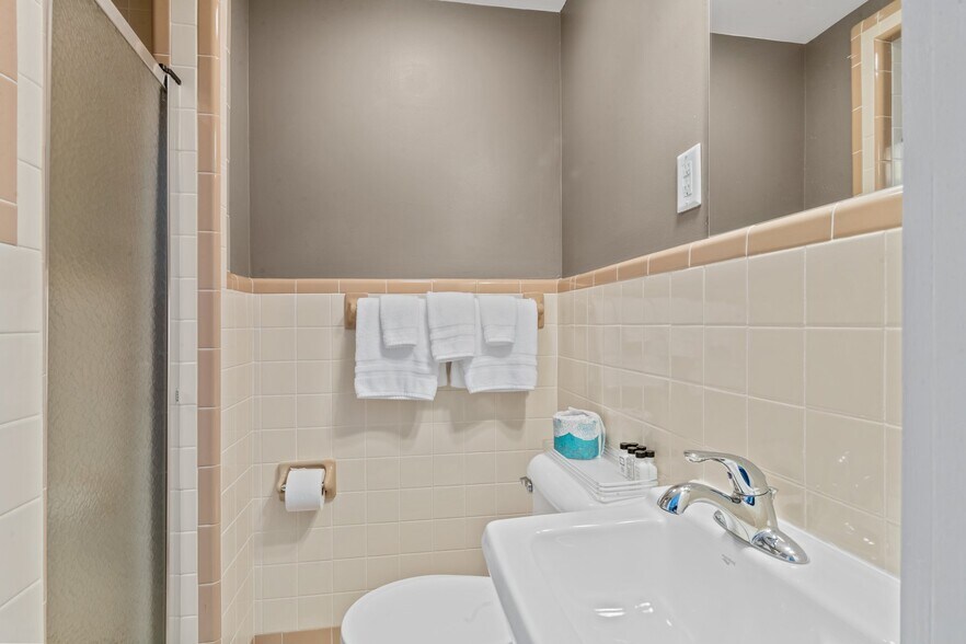 More Photos Of 738 E Main St, Belhaven Hotel For Sale