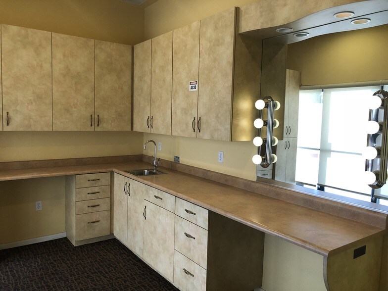 More Photos Of 2555 Montessouri St, Las Vegas Office For Sale