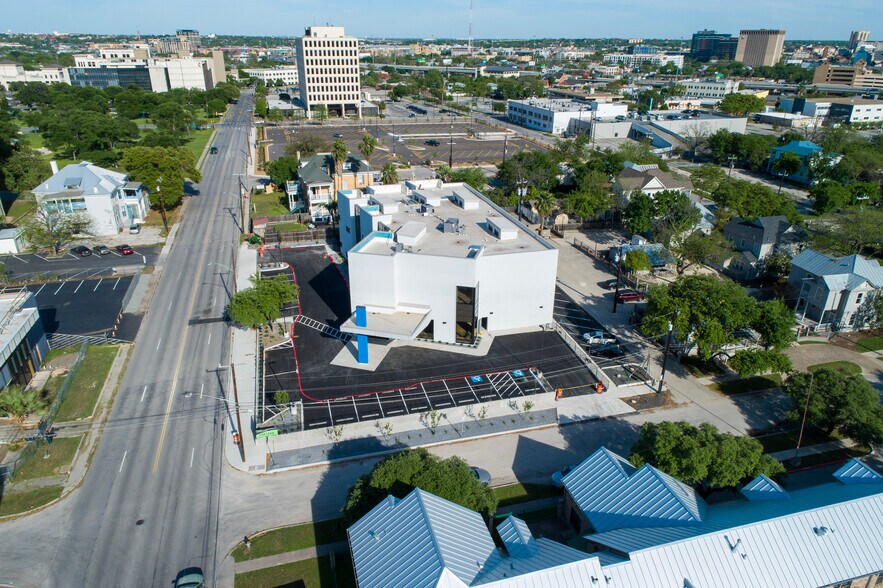 More Photos Of 222 W Cypress St, San Antonio Medical For Lease