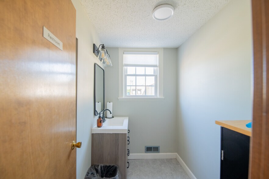 More Photos Of 4150 Crescent Dr, Saint Louis Office For Sale