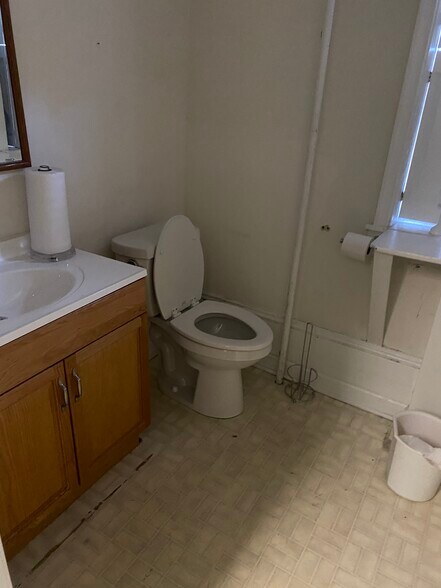 More Photos Of 333 N Charles St, Baltimore Storefront Retail Office For Lease