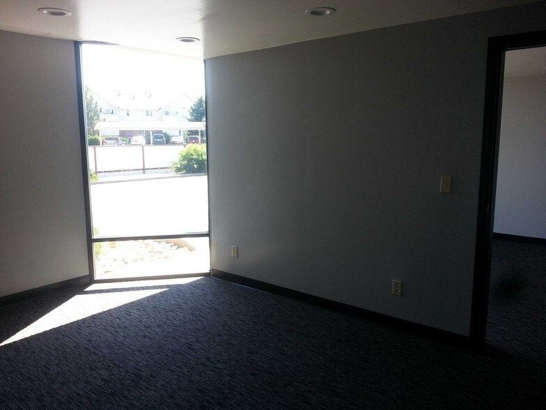 More Photos Of 720 Billings St, Aurora Showroom For Lease