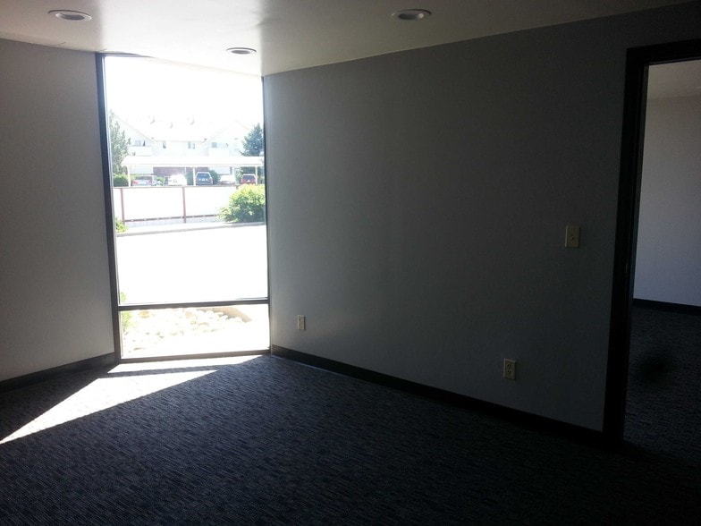 More Photos Of 720 Billings St, Aurora Showroom For Lease