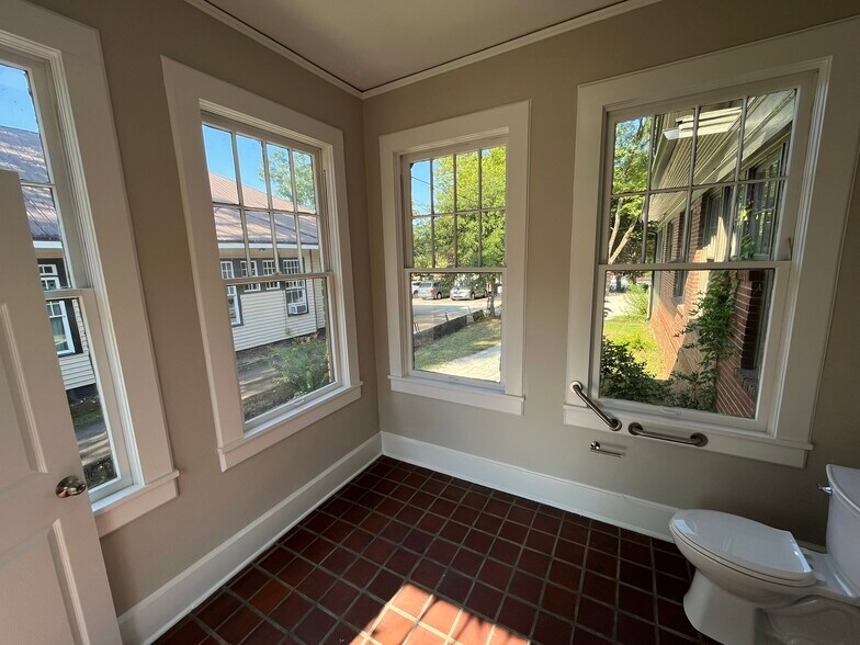 More Photos Of 406 S Lewis St, Lagrange Office For Lease
