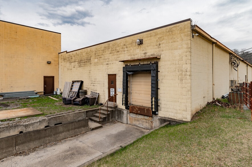 More Photos Of 902 Fairmont Rd, Westover Unknown For Lease