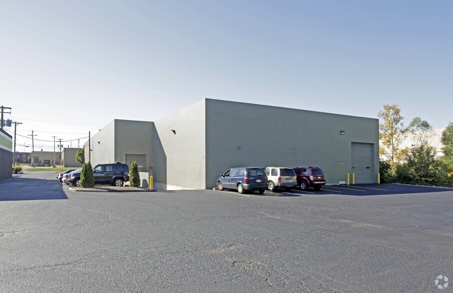 More Photos Of 24600 N Industrial Dr, Farmington Warehouse For Lease