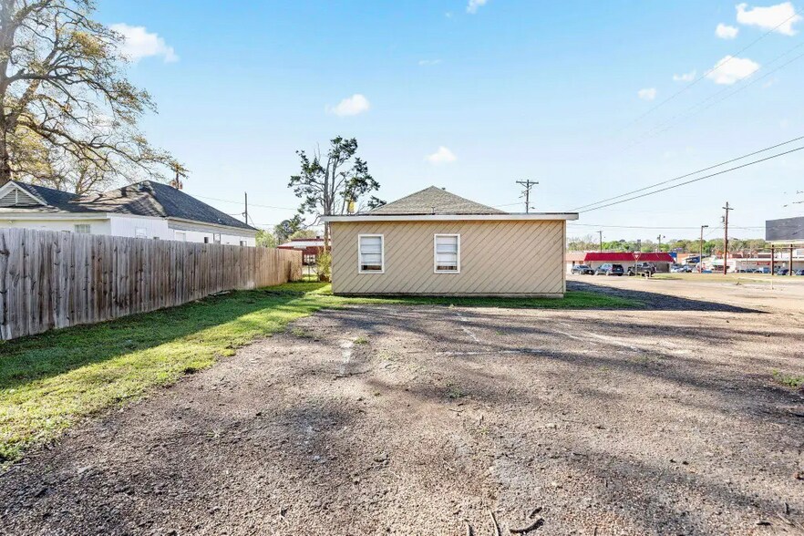 More Photos Of 2001 E Grand Ave, Marshall Office For Sale