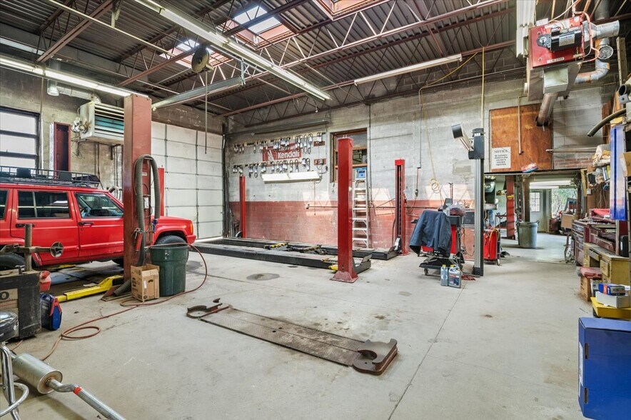 More Photos Of 45845 Cr-48, Southold Auto Repair For Sale