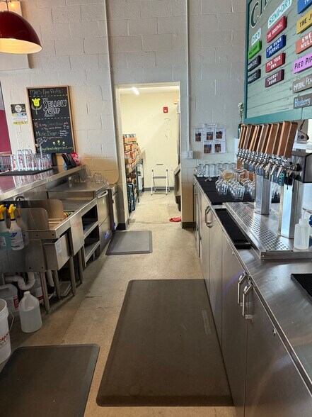 More Photos Of 31 Diamond St, Portland Restaurant For Lease