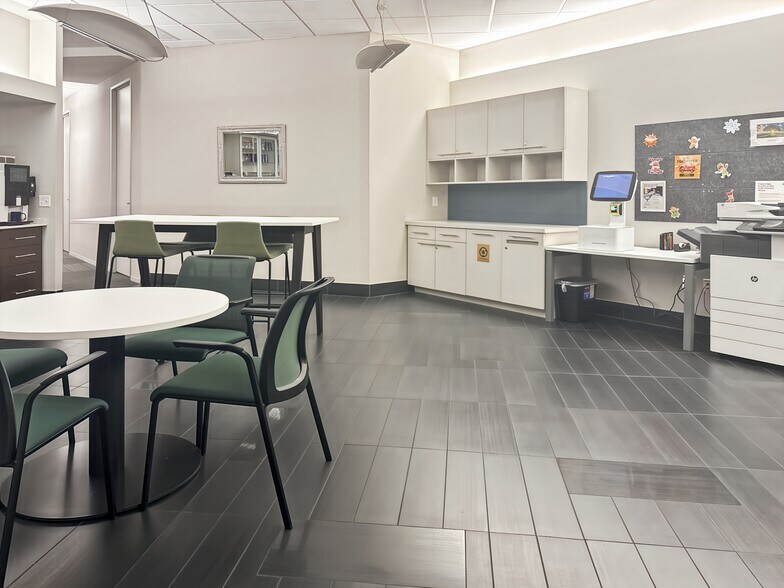 More Photos Of 401 E Sonterra Blvd, San Antonio Coworking Space