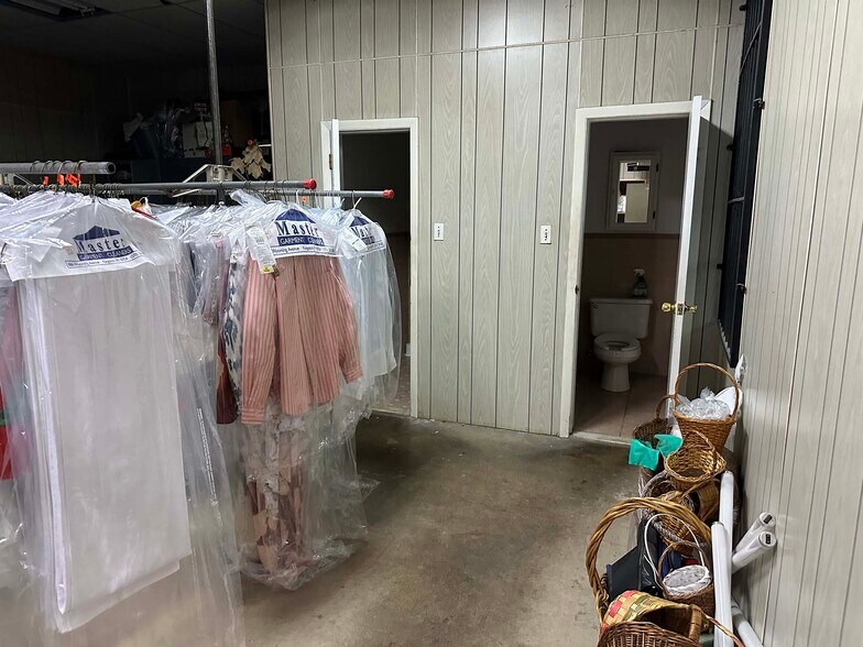 More Photos Of 886 Wyoming Ave, Kingston Freestanding For Sale