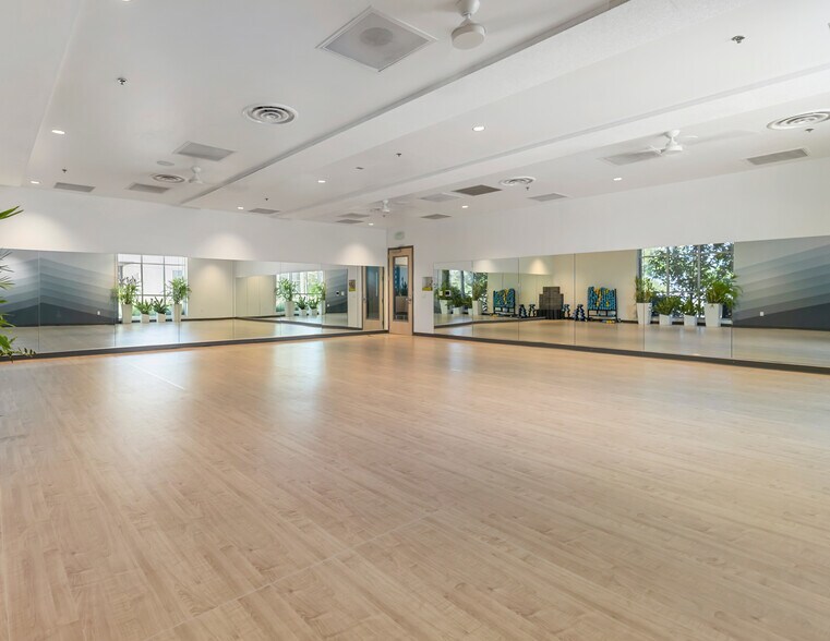 More Photos Of 808 S Vanguard Way, Meridian General Retail For Sale