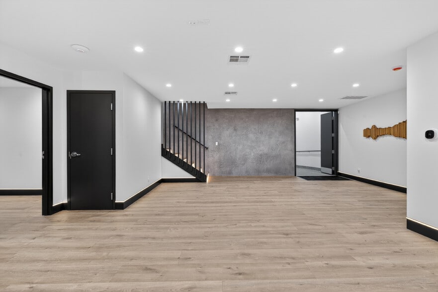 More Photos Of 703 S Main St, Burbank Showroom For Sale