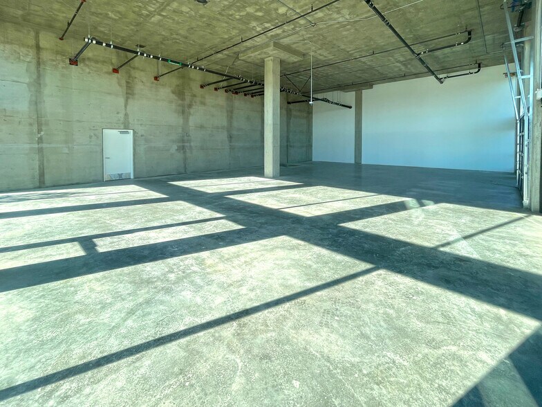 More Photos Of 2121 Wood St, Oakland Flex For Lease