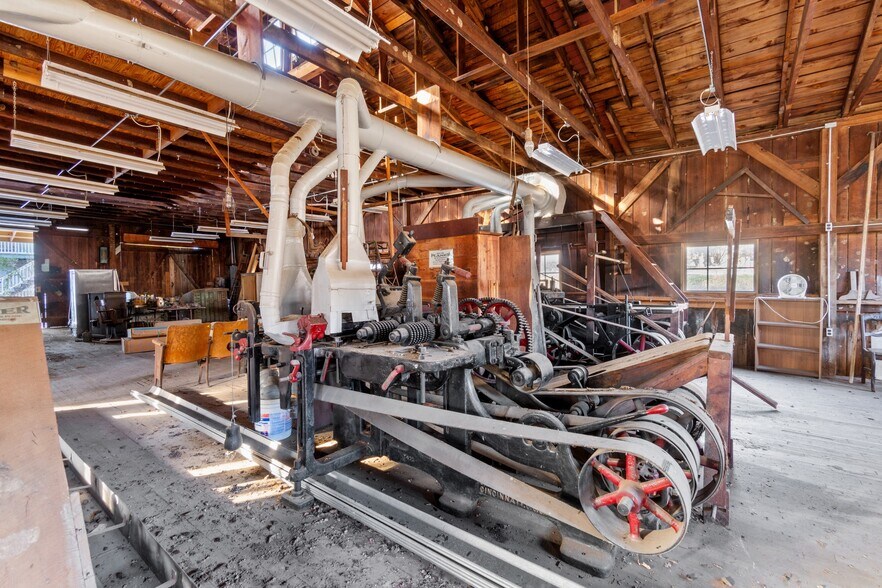 More Photos Of 75 Center St, Eureka Springs General Retail For Sale