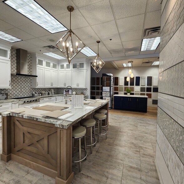 More Photos Of 15250 N Hayden Rd, Scottsdale Showroom For Sale