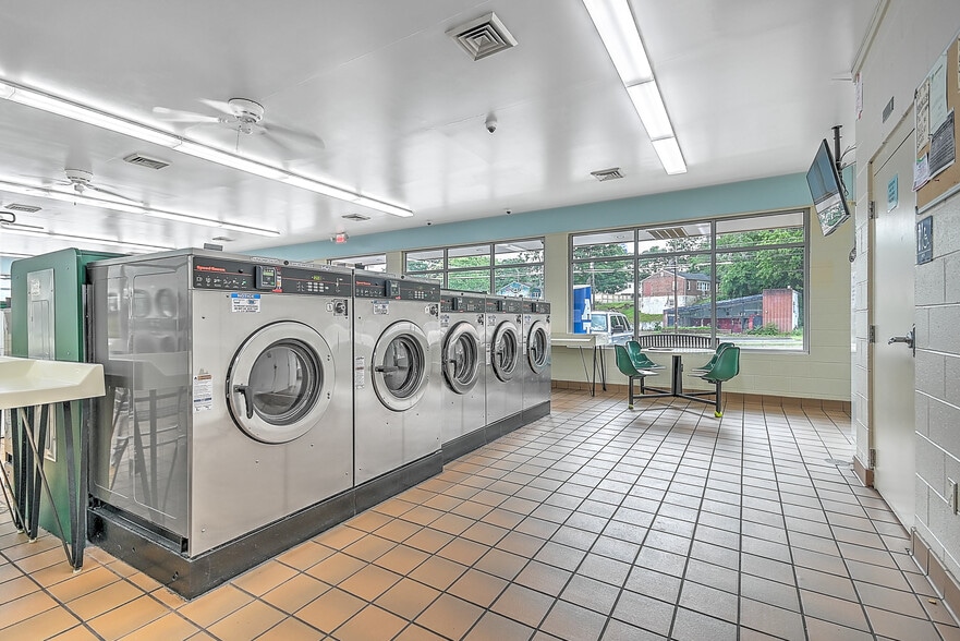 More Photos Of 245 Gate City Hwy, Bristol General Retail For Sale