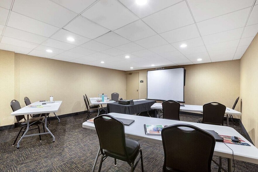 More Photos Of 4706 S 108th St, Omaha Hotel For Sale