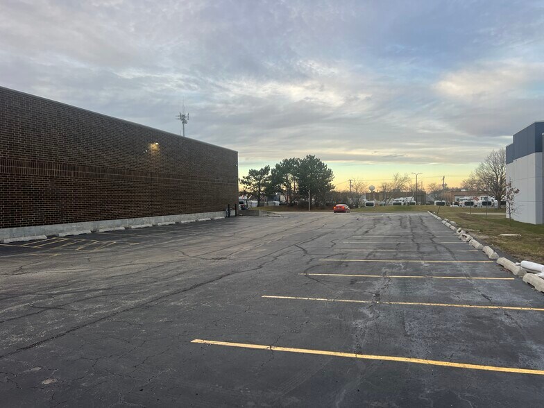 More Photos Of 1371-1375 Wilhelm Rd, Mundelein Distribution For Lease