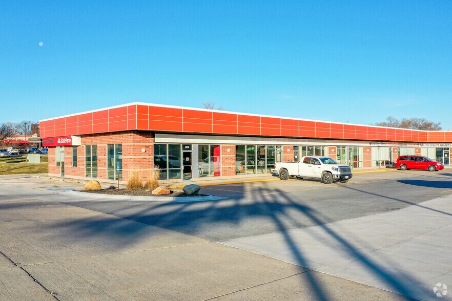 More Photos Of 13042-13058 W Dodge Rd, Omaha Storefront Retail Office For Lease