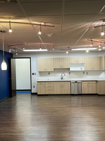 More Photos Of 28400 Northwestern Hwy, Southfield Office For Lease