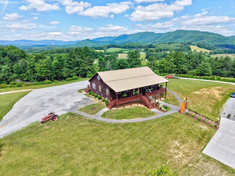 More Photos Of 639 Wagon Wheel Rd, Elk Creek Lodge Meeting Hall For Sale