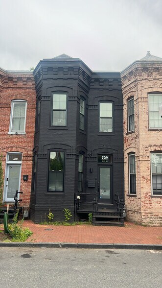 More Photos Of 709 D St SE, Washington Storefront For Lease