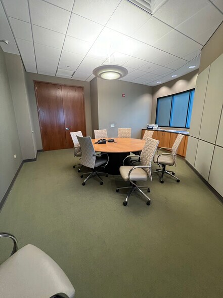 More Photos Of 933 Tower Rd, Mundelein Warehouse For Lease