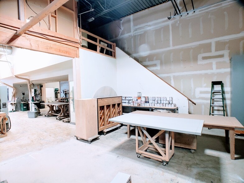 More Photos Of 215 N Redwood Rd, North Salt Lake Flex For Lease