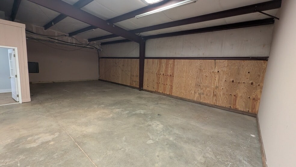 More Photos Of 1975 Mall Blvd, Auburn Warehouse For Lease