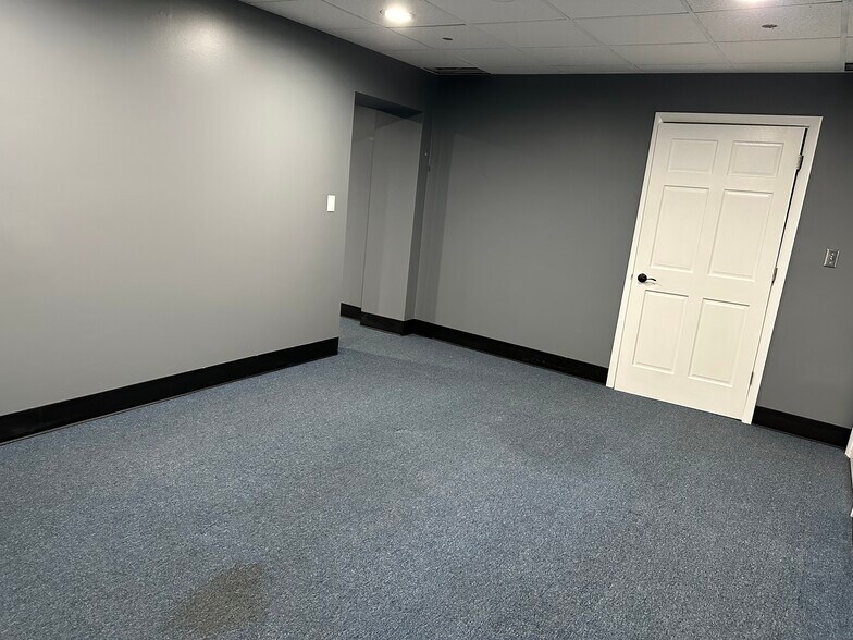 More Photos Of 9130 Otis Ave, Indianapolis Flex For Lease