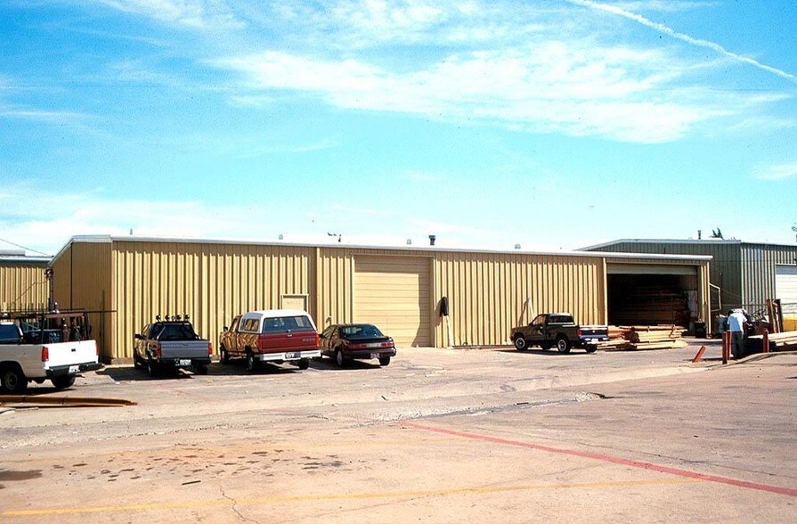 More Photos Of 1502 S I-35 E, Lancaster Warehouse For Lease