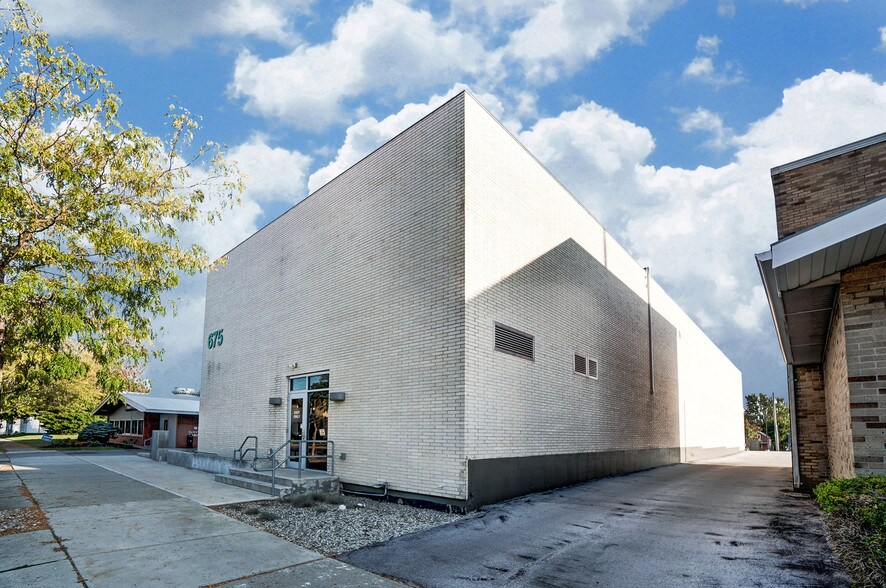More Photos Of 675 W Market St, Lima Office For Sale