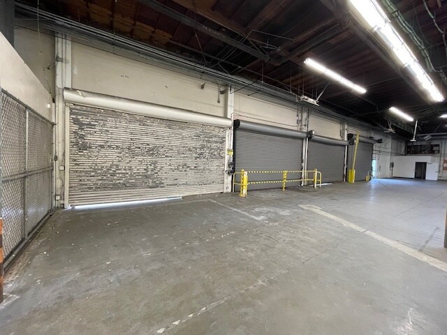 More Photos Of 1917-1921 E Mariposa Ave, El Segundo Warehouse For Lease
