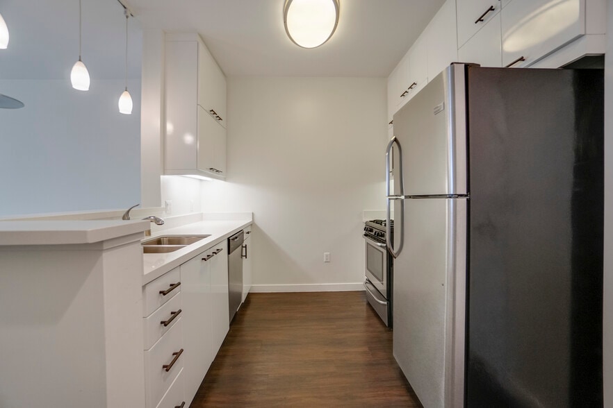 More Photos Of 525 Santa Monica Blvd, Santa Monica Apartments For Sale