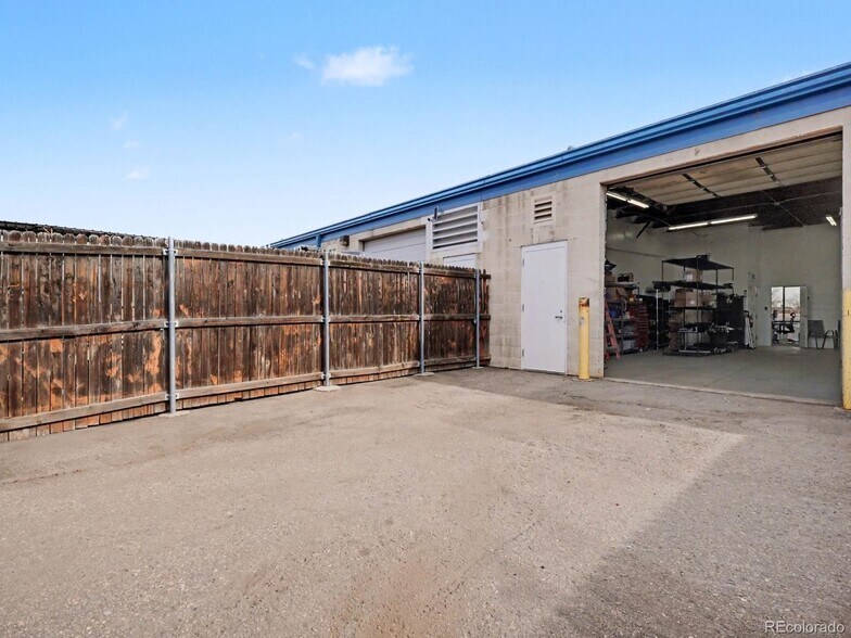 More Photos Of 410-428 Norfolk St, Aurora Light Manufacturing For Sale