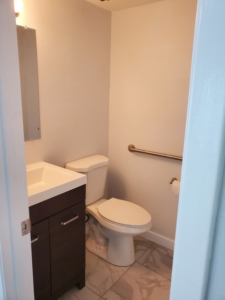 More Photos Of 2015 S Tuttle Ave, Sarasota Medical For Sale