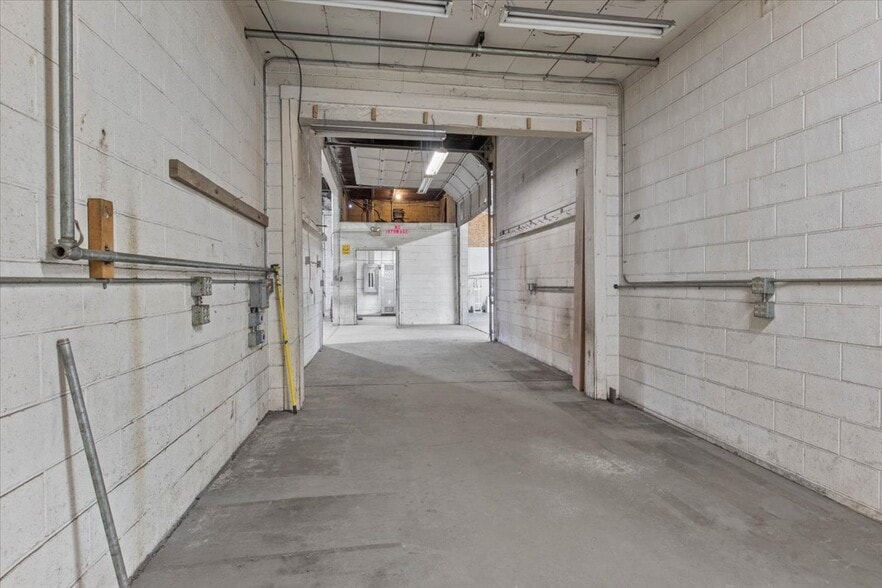 More Photos Of 890 N Main St, Independence Warehouse For Sale